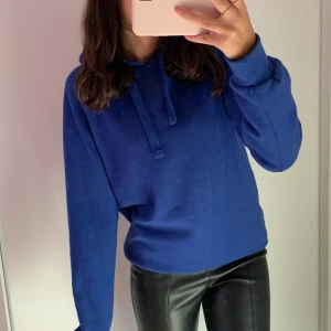 Blå hoodie - Såå härlig mörkblå färg o gosig Hoodie! Har använt denna Hoodie en del så den är ganska nopprig här och där. Priset kan alltid diskuteras! Skulle passa xs-m skulle ja nog säga👍🏻