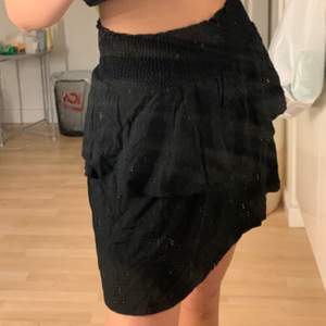 En väldigt söt kjol ifrån Gina tricot, säljer den för den aldrig kommer till användning 🥰🥰🥰 köpare står för frakt