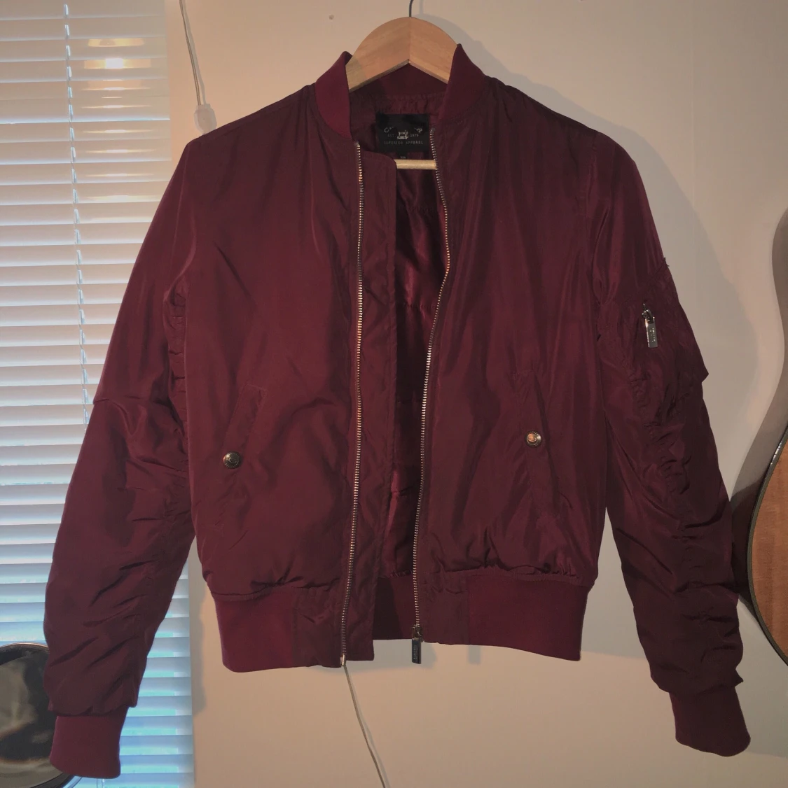 Vinröd bomberjacka.  - 90