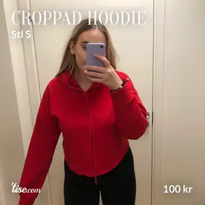 Klarröd croppad hoodie med stor mysig luva, riktigt skön innuti