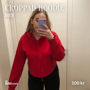 Croppad hoodie - Klarröd croppad hoodie med stor mysig luva, riktigt skön innuti