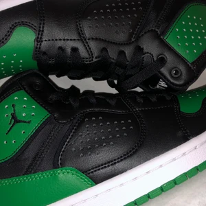 Jordans - Storlek 40, små i storleken så passar en 39