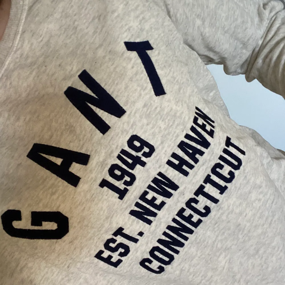 Gant sweatshirt i storlek 170 cm, som är ungefär som en XS. köpt på kidsbrandstore. 60kr+frakt. Tröjor & Koftor.