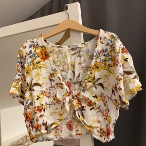 Sett från Pull&Bear - Settet är i ett super bra skick aldrig använts på grund av att den var för liten. Shortsen är i storlek S och toppen är i storlek XS. 🤍 vid mer frågor så är ni välkomna att kontakta mig