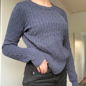 Stickad tröja - (FRI FRAKT) Stretchigt material, sticks inte alls. Inte använd mycket alls.