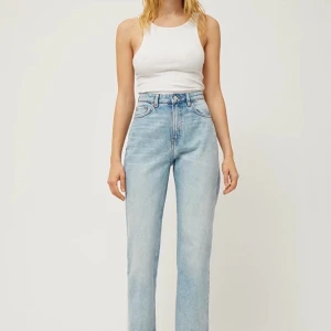 WEEKDAY voyage jeans - Säljer dessa fina jeans från weekday då de är för små för mig. Köpte dem för cirka 2 år sedan men kvaliten är fortfarande mycket bra förutom att de har en liten fläck på högra benet (fråga om ni vill ha bild) . De är storlek 27 i midjan och 30 i längden. 