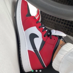 Nike air jordan 1 mid - Jag säljer mina jordan mid red black toe💗                      Högsta bud just nu är 2 050kr !! Säljer bara vid bra bud.         Köp direkt för 2 350kr ink frakt!!