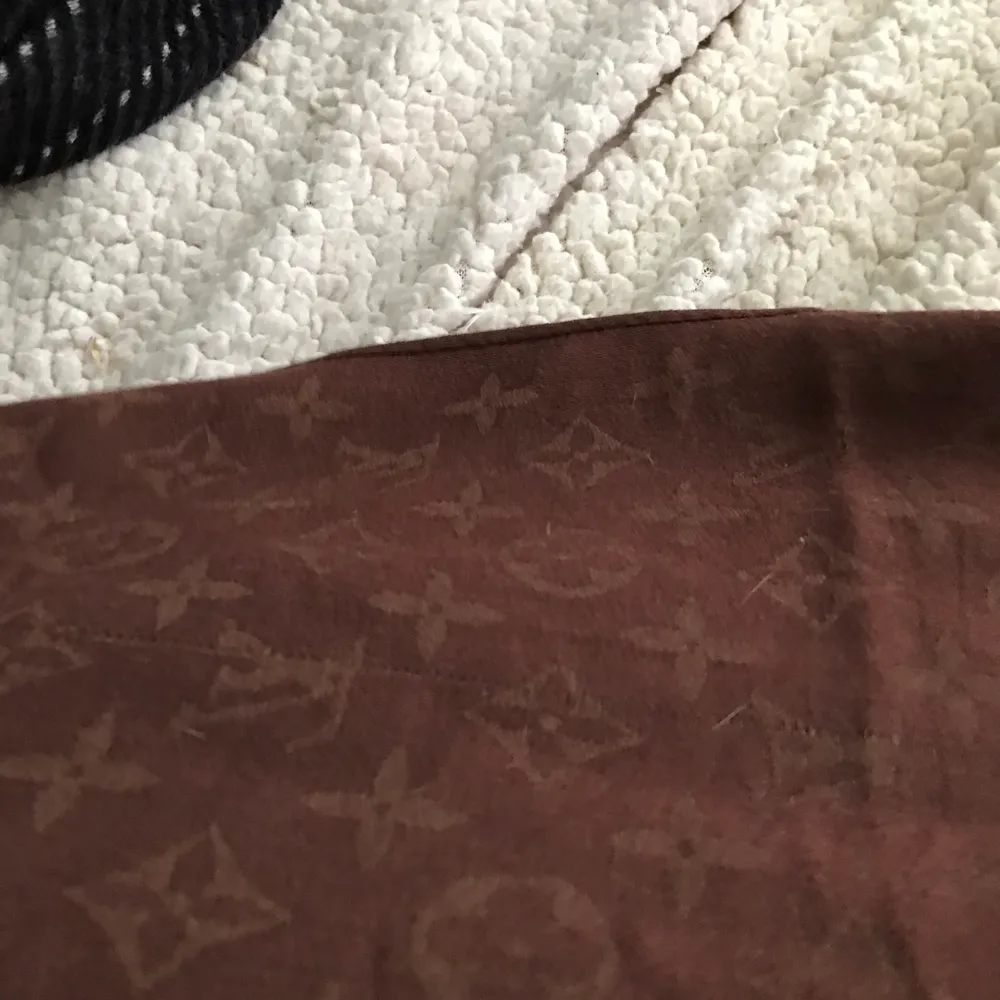 Louis Vuitton halsduk. Säljs för 150kr med frakt. Övrigt.