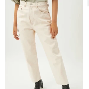 Weekday lash jeans  - Beiga/vita mom jeans från weekday i modellen lash från weekday, storlek W28 L28. Jättefina och skön modell. Använda 1 gång så jättebra skick.