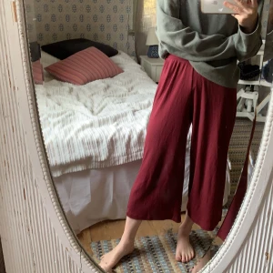 Mysbyxor med slits - Superbekväma culottes med slits längst ner på båda benen. Vinröd färg och lätt ribbade. Resårband & hög i midjan 🥰 köpta på Cotton On i Australien 🇦🇺 