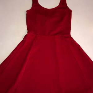 En jättefin röd klänning från H&M i storlek 36. Använd 1 gång.