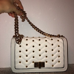 La Carrie bag  - Säljer min fina La Carrie bag väska som jag köpte nere i Italien. Oanvänd!! Den har helt enkelt inte kommit till användning... Den är vit med guldiga nitar på och ett kedje band till. Köpte den för 1400kr. Bilderna visar inte exakt hur den ser ut i verkligheten, hör av er vid fler bilder!