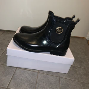 GUESS stövlar - Guess stövlar storlek 37/38. Funkar på båda. Inköpta från Zalando förra hösten, super bra skick! 