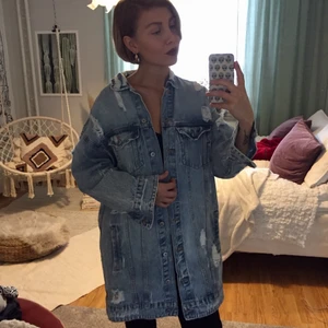 Jeansjacka Pull & Bear - Lång jeansjacka från Pull & Bear i strl M. Knappt använd.