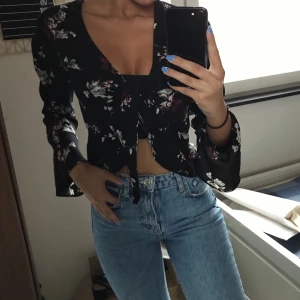 Blus strl 34 - Blommig blus/topp från Ginatricot! Snyggt till en fest/utekväll eller närsom. Använt 1gång, nyskick. säljs för 150kr! 