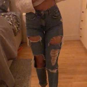 Slitna jeans! - Ett par slitna jeans i väldigt bra skick, knappt använda :)