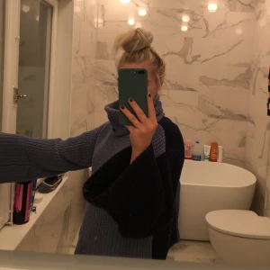 Perfekta hösttjocktröjan! - Mysigaste tjocktröjan i blå och mörkblå. Skitsnygg under en blazer eller väst. Turtle neck som gör de extra mysigt och varmt😊 100+ eller mötas upp i sthlm