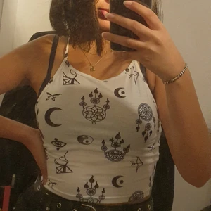 Shien top size S-M - Söt topp i nyskick😊. Bara använts i ett tillfälle, alltså för att ta bilderna. Först i kvarn blir det denna första gång med 35 kr. Bor ni i Skåne kan vi mötas någonstans om inte betalas frakten av kunden. Så klart tvättas och desinfekteras plagget.