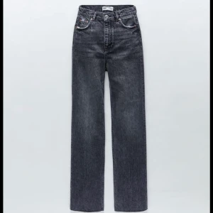 Jeans  - Säljer mina zara jeans som jag klippt av så dem passar folk som är 160-165cm, nästan aldrig använda☺️