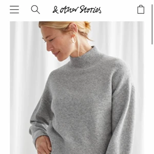 & other stories stickad tröja - Mysig stickad tröja med polokrage i storlek S från & Other Stories. Tröjan är lite nopprig men annars gott skick! Pris kan diskuteras!