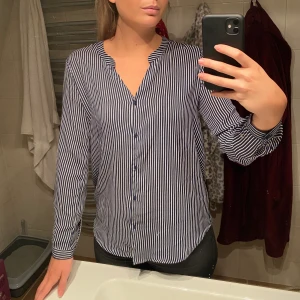 Randig blus  - Randig tröja/blus i Stl 38. Använd men ser som ny ut. 