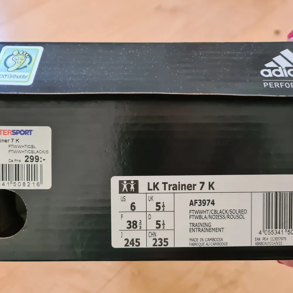 Nya Adidas Sneakers. Säljer dessa supersköna Adidas skorna på grund av felköp. Oanvända. Unisex. Strl 38 2/3. Kan skickas. Du står då för portot el rek. . Skor.