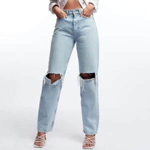 Gina jeans - Säljer dessa slutsålda jeans från Gina tricot storlek 34💕 avklippa någon cm längst ner så passar nån runt 165 typ🥰 säljer då dom ej kmr t användning! Bud från 300 kr i kommentarerna!!