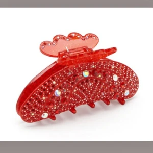 SÖKER RÖD HÅRKLÄMMA - SÖKER en röd hårklämma,hör av er om ni har någon ni kan tänka er att sälja!!Behöver inte se ut exakt som den på bilden 🥺❤️🍎🚗