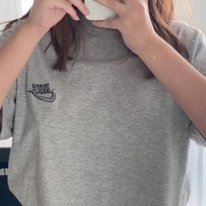 Oversized grå Nike t-shirt - Jätte snygg vintage Nike grå oversized t-shirt i storlek L. Väldigt bra skick,använd 1 gång. Inga fläckar eller något. Om det är många intresserade så går det att buda i kommentarerna. Frakt ligger på 63kr.