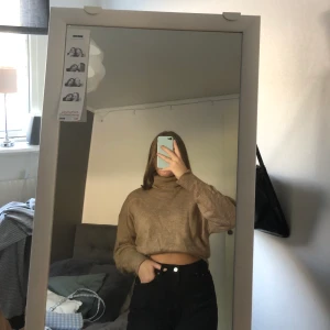 Stickad tröja 🤎 - Supermysig stickat tröja med polokrage från H&M, PERFEKT till hösten 🤎🤎 Den är i storlek S men är rätt så oversized så passar de flesta storlekarna! 🤎 Köpare står för frakt!