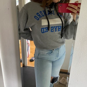 Hoodie från beyond retro - Superfin vintage college sweatshirt från beyond retro. Strl L/M så sitter lite oversized på de som är M och nedåt!