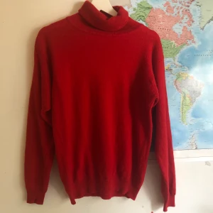 Röd turtleneck - Säljer denna vintage turtleneck i storlek 34/36, skulle dock säga att den är oversize. Den är väldigt mjuk och lite fluffig.