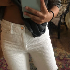 Krämvita Manchester byxor  - Jättefina Manchester byxor i från Ginatricot. Köpta för 499 för drygt 7 månder sedan och kommer tyvärr inte till användning längre. Storlek 34 