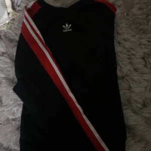 Adidas tröja - Adidas tröja i storlek S. Sitter ganska tajt