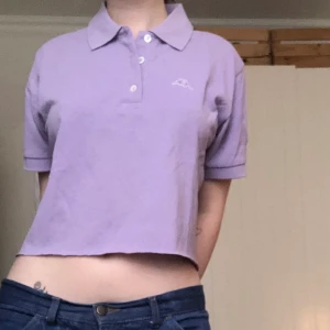 Kappa T-shirt skjorta - Lila skjorta från Kappa. Har katt så det kan finnas katthår. Möts enbart