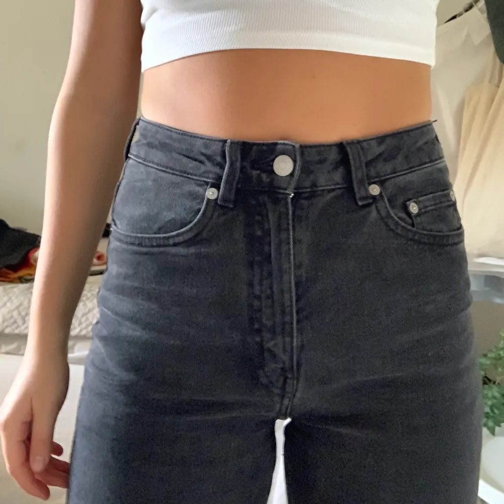 Svarta Lash extra high mom jeans från weekday, använda max 5 gånger och är som i nyskick (jag är 170cm lång) Skriv för flera bilder . Jeans & Byxor.