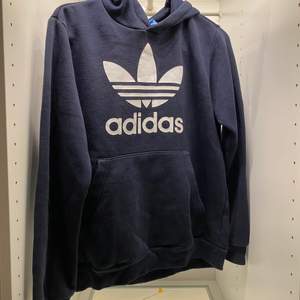 En mörkblå adidas hoodie i storleken 170. Som en XS. Bra skick