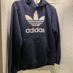 Adidas hoodie - En mörkblå adidas hoodie i storleken 170. Som en XS. Bra skick