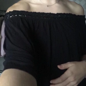 Blus  - Svart mjuk blus från Gina med öppna armar som går att ha on-/offshoulder, välj själv🦋                               79kr +frakt