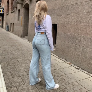 Levis high loose jeans - Säljer mina high loose jeans från Levis i jättebra skick, säljer då jag har likadana hemma, super popurlära och säljer slut så fort, storlek W29 och L31 men passar även mindre om man vill att dom ska sitta lite lösare, köparen står för frakt. Nypris 1249kr, högsta budet är på 520+frakt, buda med minst 20kr emellan💕