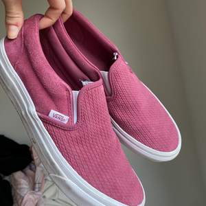 Väldigt sparsamt använda slip-in vans i rosa mocka! Väldigt bekväma och fina skor. Inköpta på en vans butik i Orlando. Jättefint skick och nästan ingen slitning alla på varken undersida eller innersula👟 kan skickas mot frakt!💖