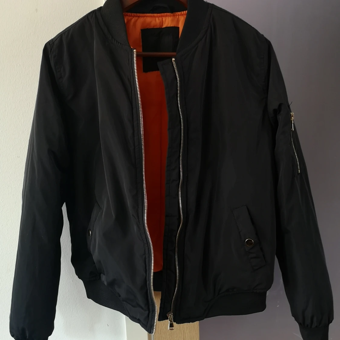 Tjockare bomberjacka svart/orange strl S - 91