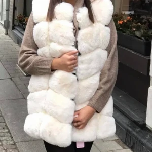 Beige Pälsväst - Vit oäkta päls från VivaNilla. Nypris 1200kr. Alldeles ny, prislapp och kvitto kvar. Världens finaste och mjukaste, älskar den men tyvärr för stor för mig. Två stora fickor, knäpps med hysa och hake samt mjuk läderimitation mellan väcken av pälsen. 