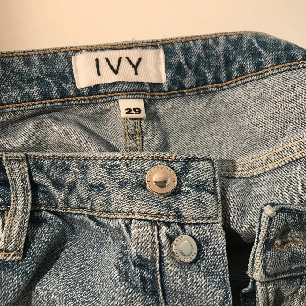 Säljer mina nästan oanvända IVY jeans i storlek 29. Jeans & Byxor.