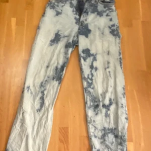 Straight leg jeans storlek 24  - Skit fina tie-die jeans från monki om många är intresserade buda i kommentarerna annars först till kvarn + pris kan diskuteras 