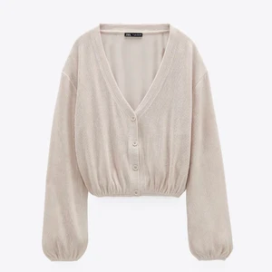 Fin kofta från Zara - Säljer denna beiga fina koftan ifrån zara, aldrig använd men prislappen finns ej kvar! Köpt för 199kr och säljer för 129kr och köparen står för frakten☺️