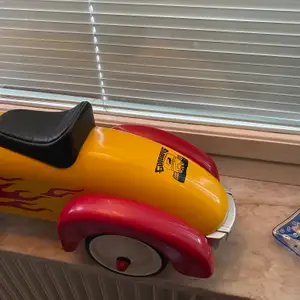 Säljer en leksaks bil rolig för den lille