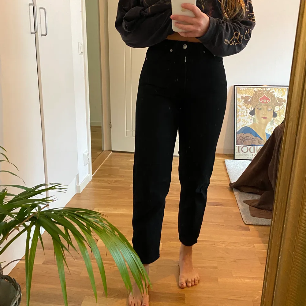 Svarta Weekday jeans i modellen Lash, Mom modell med hög midja. Storlek W26 L28 och utan stretch. Använda men i fint skick! Denna modell är verkligen min all time favorite men måste tyvärr sälja då de blivit lite för små. Jeans & Byxor.