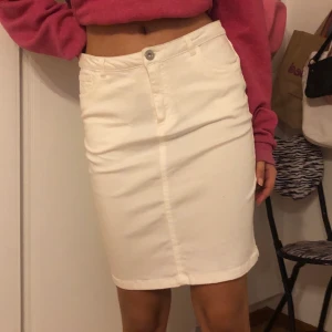 Vit kjol🍼 - En vit jeans kjol🤍 med stretchigt typ i storlek M. Kommer från märket Only! Köparen står för frakten📦) BETALNINGEN SKER VIA SWISH
