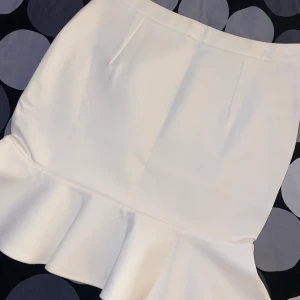 Sculpt kjol oanvänd - Helt ny kjol oanvänd, vit färg och stretchig. 